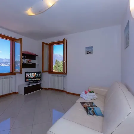 Fiumelatte Sleeps 6 Air Con Wifi T783173 Appartement Varenna