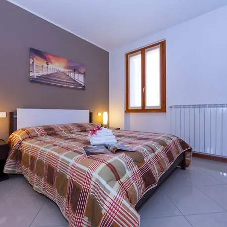 Fiumelatte Sleeps 6 Air Con Wifi T783173 Varenna