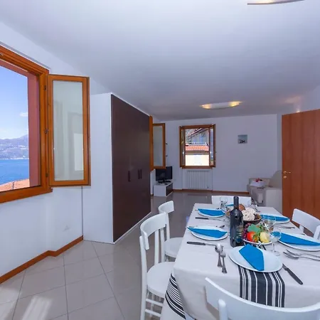 Fiumelatte Sleeps 6 Air Con Wifi T783173 Appartement
