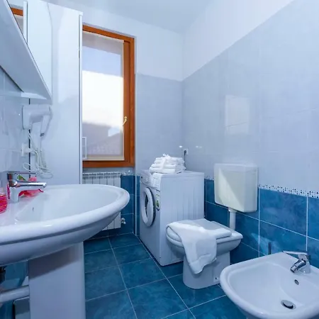 Fiumelatte Sleeps 6 Air Con Wifi T783173
