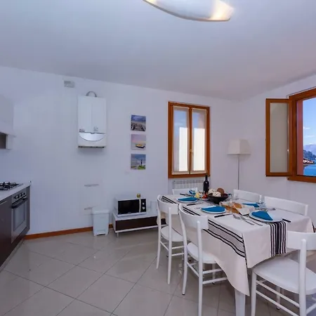 Fiumelatte Sleeps 6 Air Con Wifi T783173 * 바레나