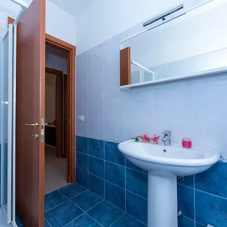 Fiumelatte Sleeps 6 Air Con Wifi T783173 *