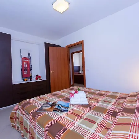 Fiumelatte Sleeps 6 Air Con Wifi T783173 바레나