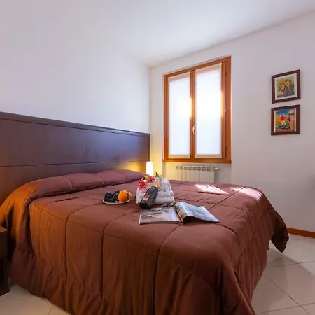 아파트 Fiumelatte Sleeps 6 Air Con Wifi T783173 바레나